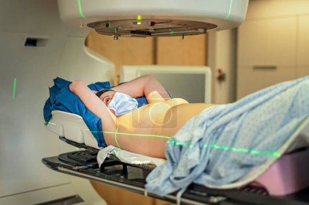 Un tratamiento del cáncer en una clínica médica privada moderna u hospital con un acelerador lineal. mujer se sienta después de radioterapia para el cáncer