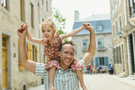 Un padre y una hija en temporada de verano en la ciudad de Quebec