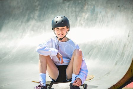 Una niña jugando patineta o monopatín en el estacionamiento para usar casco de seguridad
