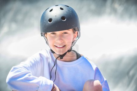 Una niña jugando patineta o monopatín en el estacionamiento para usar casco de seguridad
