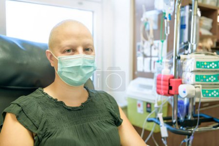 Eine junge Frau im Krankenhausbett, die an Brustkrebs leidet und behandelt wird