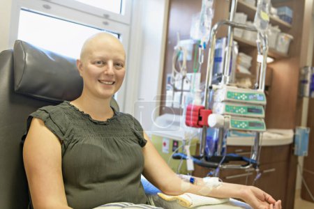 Eine junge Frau im Krankenhausbett, die an Brustkrebs leidet und behandelt wird