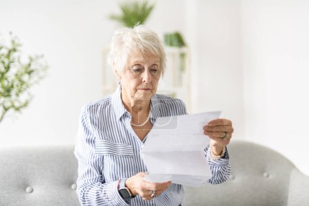 Eine kaukasische Rentnerin versucht Geld für teure Anschaffung zu sparen