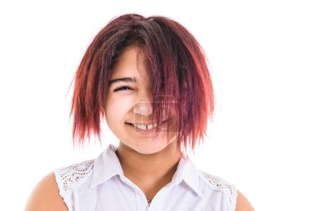 Ein Porträt der schönen amerikanischen Teenager über Studiohintergrund mit schönen Haaren