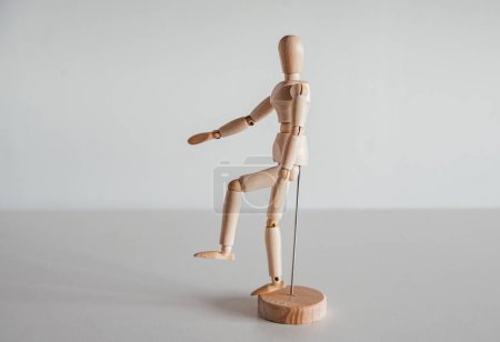 Flexión de la rodilla en modelo de madera, controlada por músculos en el muslo posterior, conocidos como los isquiotibiales. Los principales músculos implicados en la flexión de la rodilla son: bíceps femoral, semitendinoso, semimembranoso