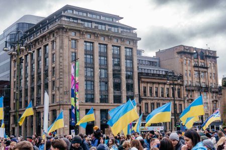 Téléchargez les photos : Glasgow, Écosse, Royaume-Uni - 24 février 2024 : une marche de solidarité avec l'Ukraine à l'occasion de l'anniversaire de la guerre en Ukraine le 24 février 2024 à Glasgow - en image libre de droit