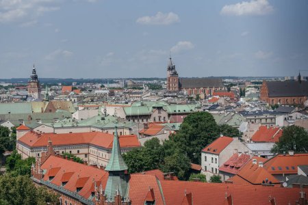 Aerial Cityscape of Krakow z tradycyjnymi dachami, panoramiczny widok, który podkreśla zabytkową architekturę i kultowe zabytki.