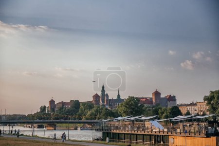 Wieczorne światło na Wawelu nad Wisłą, Zamek na Wawelu w spokojnych godzinach zmierzchu, widziane z drugiej strony Wisły w Krakowie.