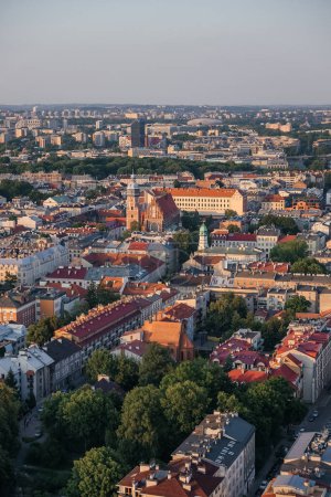Szybujące nad Krakowem: Balony Perspektywa pejzażu miejskiego, oszałamiająca perspektywa Krakowa widziana z balonu na ogrzane powietrze, z miastem skąpanym w miękkim świetle zmierzchu.