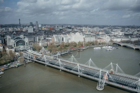 Capturée du London Eye, cette photographie aérienne montre le pont Hungerford et les ponts du jubilé d'or qui enjambent la Tamise.