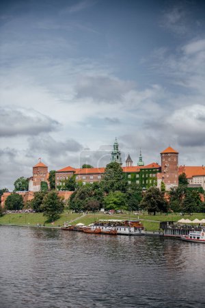 słynny Zamek Królewski na Wawelu, zabytek historyczny wzniesiony nad Wisłą w Krakowie, Polska