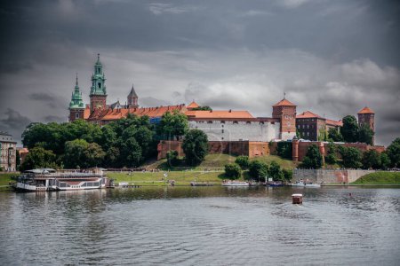 słynny Zamek Królewski na Wawelu, zabytek historyczny wzniesiony nad Wisłą w Krakowie, Polska