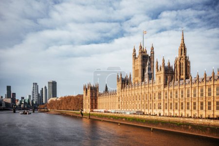 Der Palast von Westminster, die Heimat des britischen Parlaments, an einem sonnigen Nachmittag mit der Flagge des Union Jacks