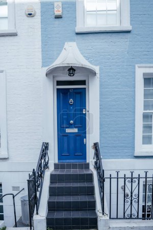 la encantadora y reconocible entrada frontal de una casa adosada de Notting Hill en Londres