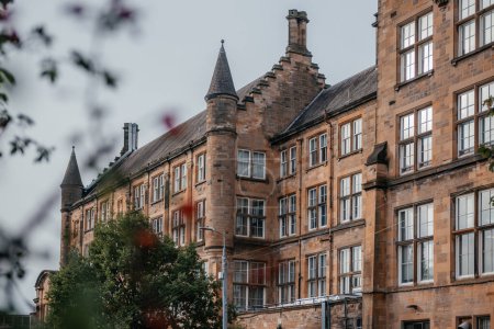Ein historisches Steingebäude auf dem Campus der Universität Glasgow mit traditioneller Architektur