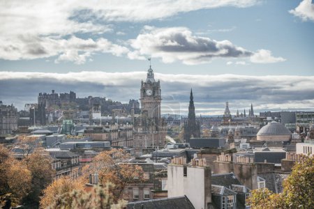 Ein Panoramablick auf Edinburgh mit historischen Gebäuden und Sehenswürdigkeiten unter einem leicht bewölkten Himmel
