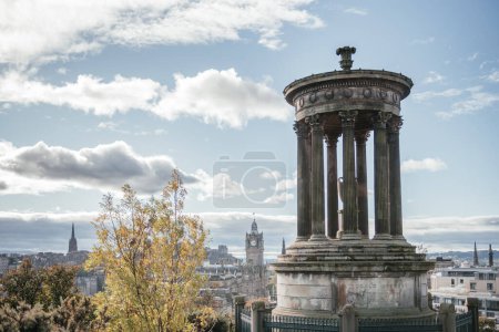 Das Dugald Stewart Monument über der Stadt Edinburgh mit markanten Sehenswürdigkeiten im Hintergrund von Calton Hill