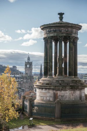 Das Dugald Stewart Monument über der Stadt Edinburgh mit markanten Sehenswürdigkeiten im Hintergrund von Calton Hill