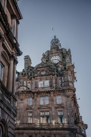 Foto de Una vista de cerca de los hoteles Balmoral intrincados detalles arquitectónicos y la torre del reloj en Edimburgo - Imagen libre de derechos