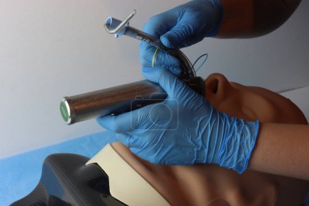 Foto de Paciente simulado siendo intubado con laringoscopio y un - Imagen libre de derechos