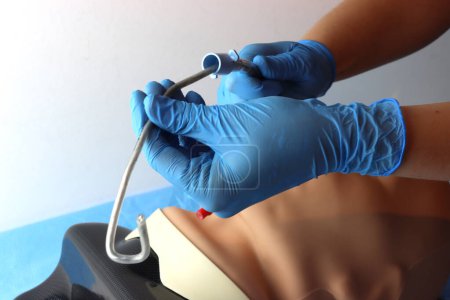 Foto de Tubo endotraqueal insertado en un paciente simulado con soporte de estilete y foto que muestra el final de la intubación con estilete de tubo endotraqueal despegando - Imagen libre de derechos
