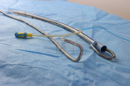 Foto de Estilete de tubo endotraqueal dentro y fuera del tubo en una superficie quirúrgica - Imagen libre de derechos