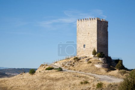 Téléchargez les photos : Château de Langa de Duero vue, point de repère espagnol. Ancien château - en image libre de droit
