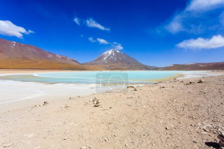 Téléchargez les photos : Paysage Laguna Verde, Bolivie.Beau panorama bolivien.Lagune verte et volcan Licancabur - en image libre de droit