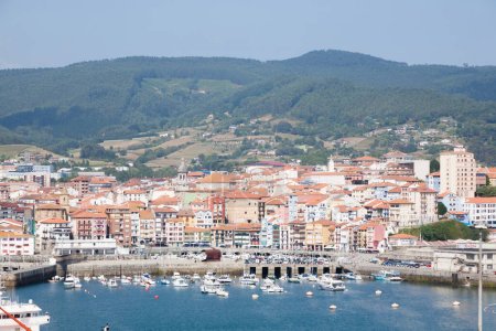 Vista del puerto de Bermeo y asentamiento, España. Paisaje español
