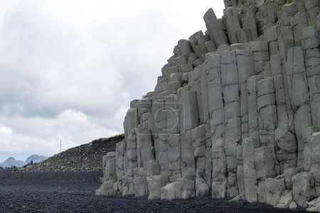 Téléchargez les photos : Vue sur la plage de lave de Reynisfjara, paysage sud de l'Islande. Vik plage noire - en image libre de droit