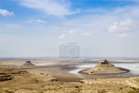 Foto de Vista de la depresión de Karyn Zharyk, región de Mangystau, Kazajistán. Asia Central paisaje - Imagen libre de derechos
