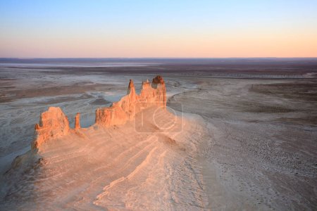 Foto de Impresionante paisaje de Mangystau, Kazajstán. Vista pináculos de Ak Orpa, valle de Bozzhira. Asia Central hito - Imagen libre de derechos