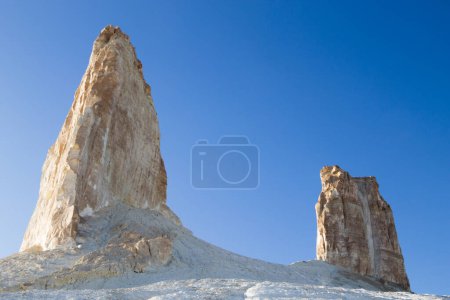 Foto de Impresionantes pináculos rocosos en vista al valle de Bozzhira, Kazajstán. Asia Central hito - Imagen libre de derechos