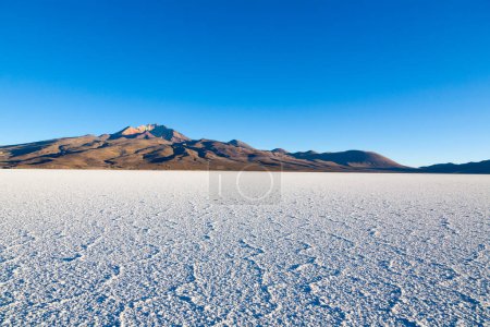 Foto de Salar de Uyuni, Bolivia. El salar más grande del mundo. Paisaje boliviano. Cerro Tunupa vista - Imagen libre de derechos