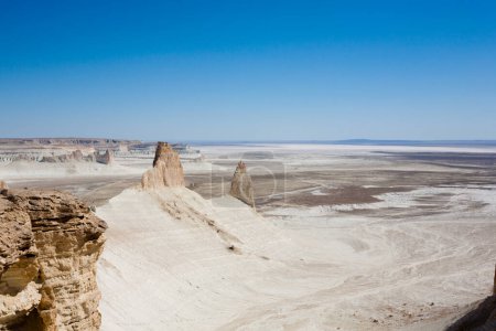 Foto de Impresionante paisaje de Mangystau, Kazajstán. Vista de pináculos rocosos, valle de Bozzhira. Asia Central hito - Imagen libre de derechos