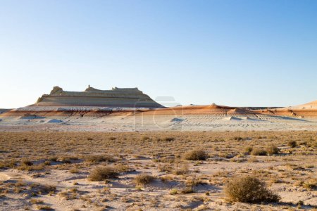 Foto de Monumento al desierto de Mangystau, área de Kyzylkup, Kazajstán. Formaciones de estratos rocosos - Imagen libre de derechos