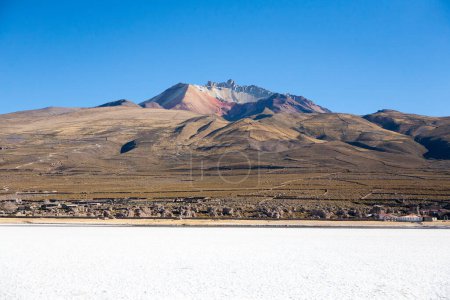 Foto de Salar de Uyuni, Bolivia. El salar más grande del mundo. Paisaje boliviano. Cerro Tunupa vista - Imagen libre de derechos
