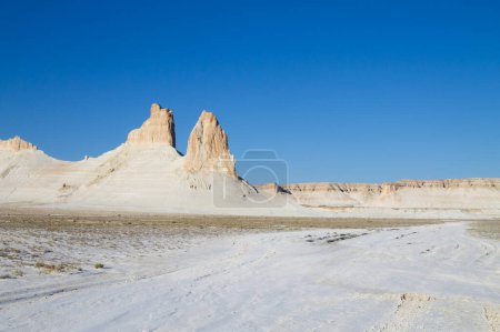 Pináculos rocosos en vista al valle de Bozzhira, Kazajstán. Asia Central hito