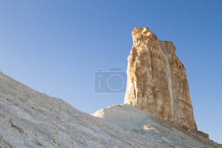 Impresionantes pináculos rocosos en vista al valle de Bozzhira, Kazajstán. Asia Central hito