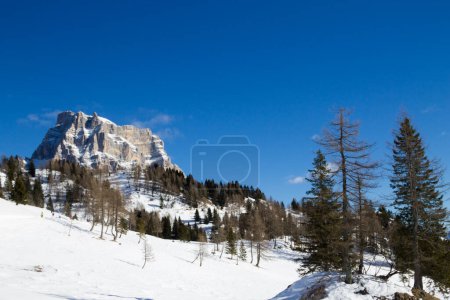 Vue sur le mont Pelmo dans la région d'Alleghe, Alpes italiennes. Panorama hivernal