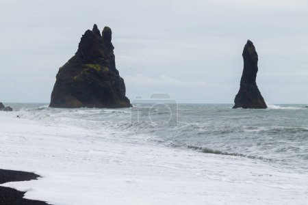 Vista de la playa de lava Reynisfjara, paisaje del sur de Islandia. Vik playa negra