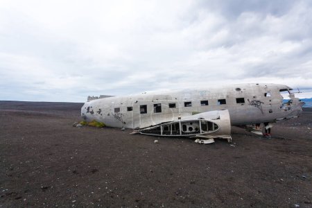 Foto de Vista de naufragio del avión Solheimasandur. Islandia del Sur hito. Avión abandonado en la playa - Imagen libre de derechos