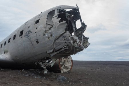 Foto de Vista de naufragio del avión Solheimasandur. Islandia del Sur hito. Avión abandonado en la playa - Imagen libre de derechos