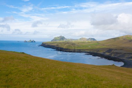Vue sur la plage des îles Westman avec archipel île en arrière-plan. Paysage islandais.Vestmannaeyjar