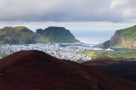 Luftaufnahme der Stadt Heimaey vom Vulkan Eldfell. Island-Landschaft. Westman-Inseln