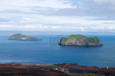 Vistas a la playa de las islas Westman con las islas Bjarnarey y Ellirey en el fondo. Islandia paisaje. Vestmannaeyjar