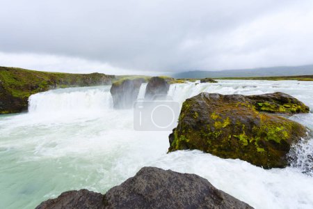 Godafoss cae en la vista de temporada de verano, Islandia. Paisaje islandés.