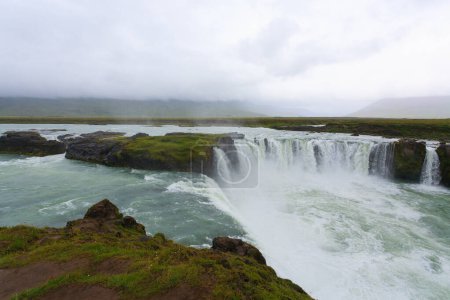 Godafoss cae en la vista de temporada de verano, Islandia. Paisaje islandés.