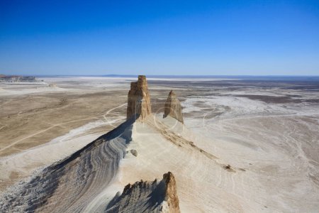 Atemberaubende Mangystau-Landschaft, Kasachstan. Blick auf Felszinnen, Bozzhira-Tal. Wahrzeichen Zentralasiens