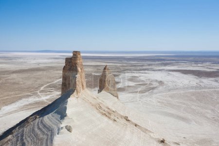 Impresionante paisaje de Mangystau, Kazajstán. Vista de pináculos rocosos, valle de Bozzhira. Asia Central hito
